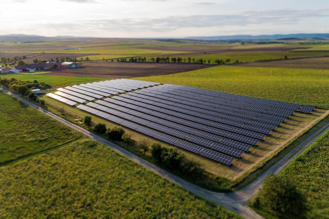 Energia para irrigação e granja em propriedade rural — o sol pagando a conta de quem produz com ele.