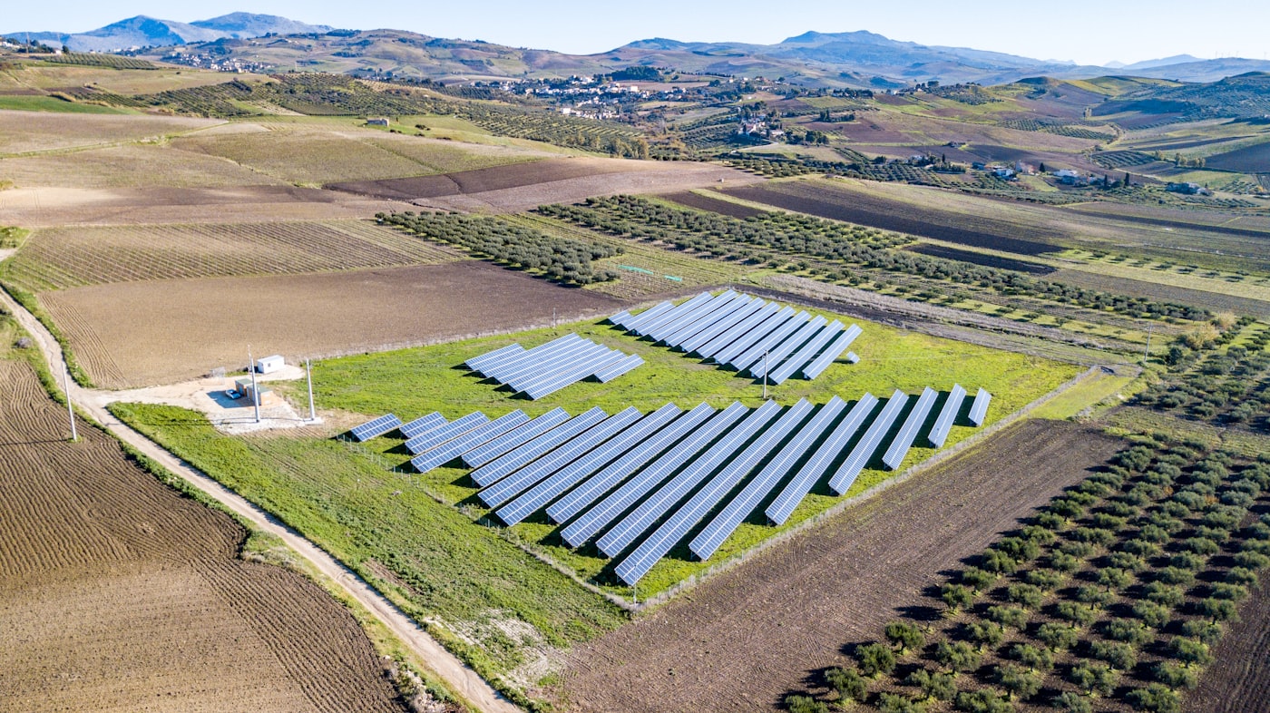 Usina solar instalada em campo aberto em Minas Gerais