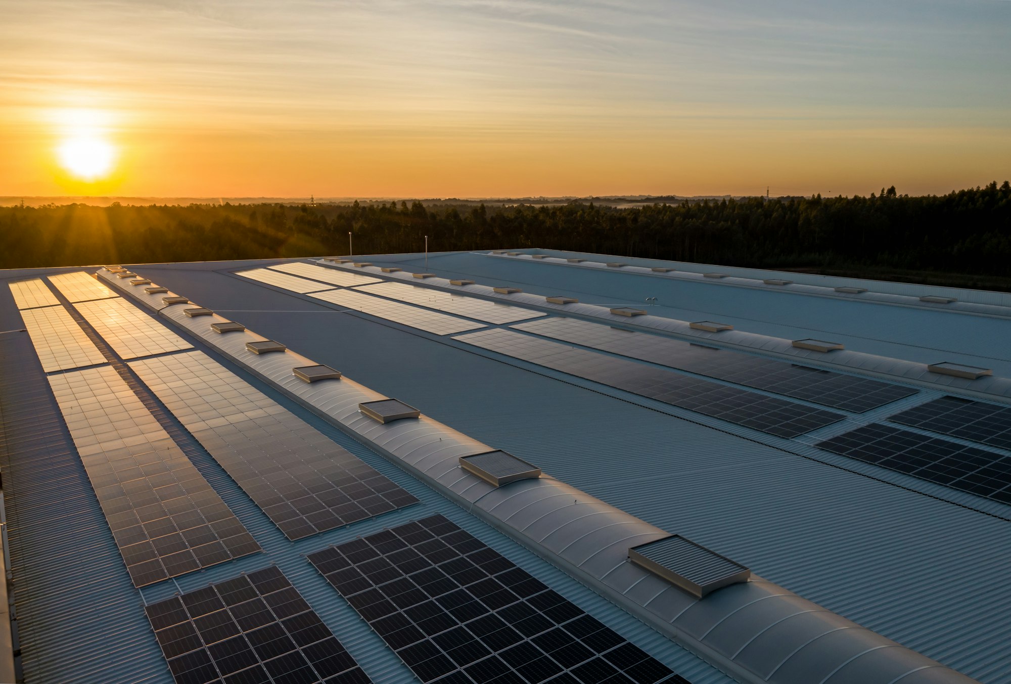 Sistema solar fotovoltaico ao pôr do sol em Minas Gerais