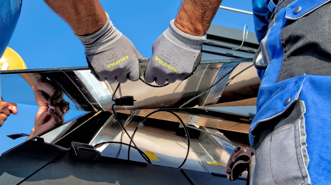 Técnico conectando os módulos fotovoltaicos